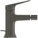 Bidetarmatur in einem modernen Design, dargestellt in einem dunklen Farbton, mit einem Hebel zur Steuerung des Wasserflusses. Produkt der Marke Ideal Standard.